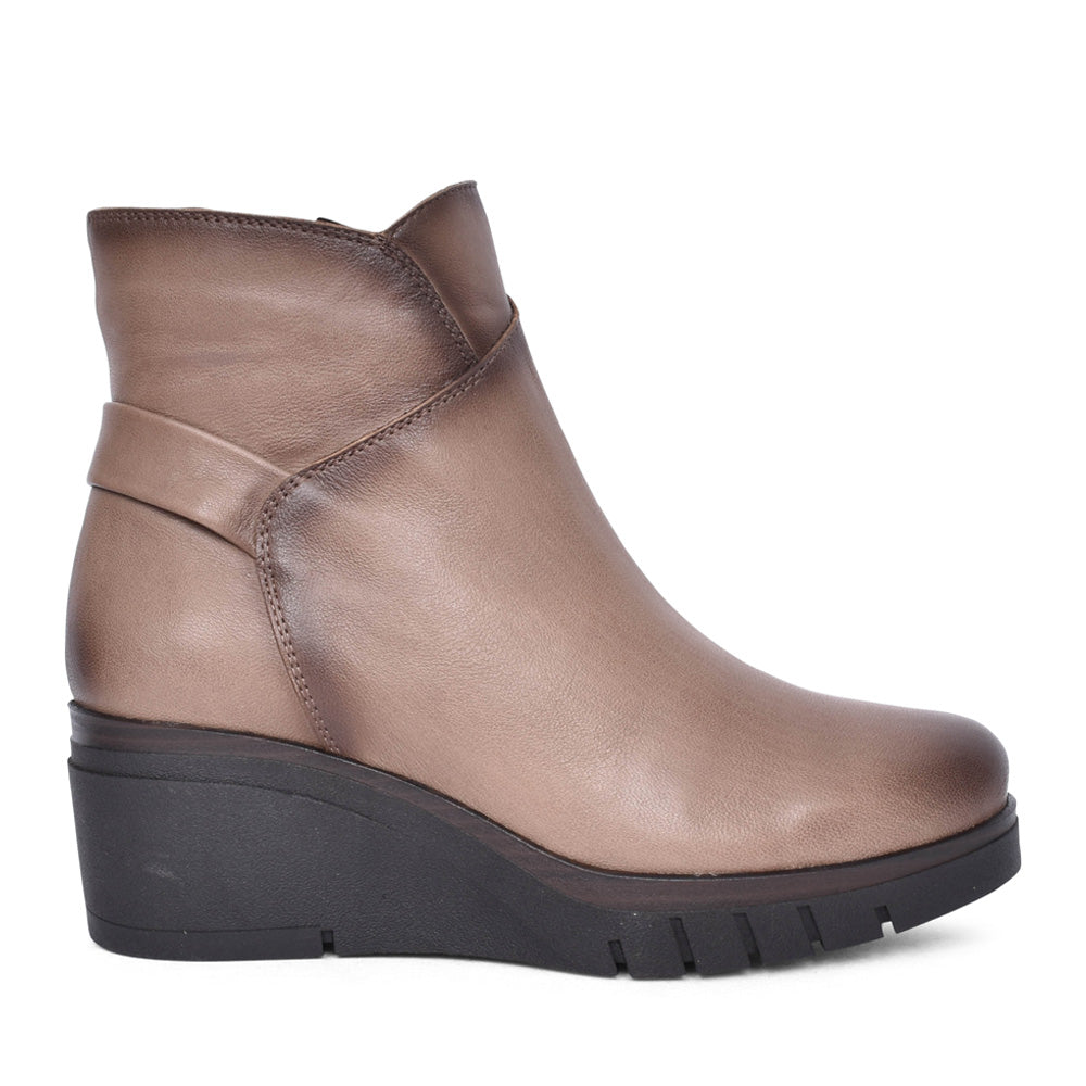 Ladies 10-1142 Wedge Ankle Boot In Taupe
