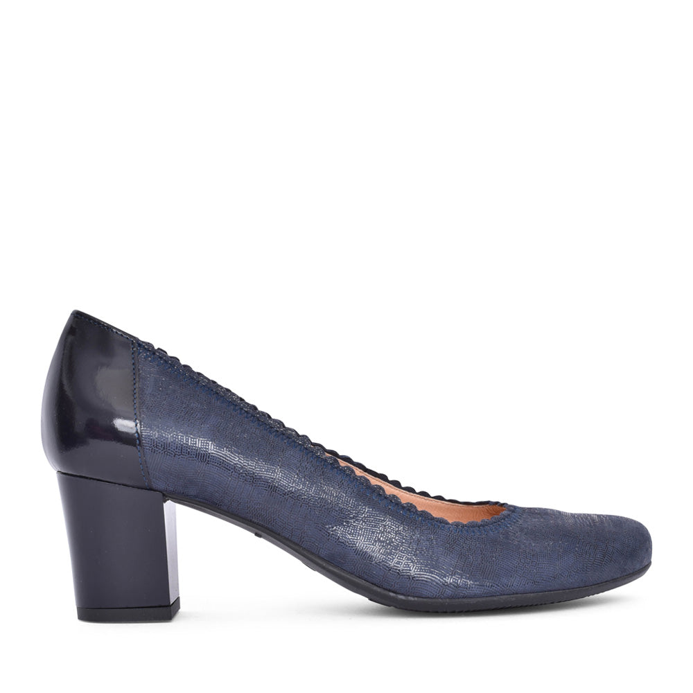 Ladies 5527 Low Heel Court Shoe In Navy