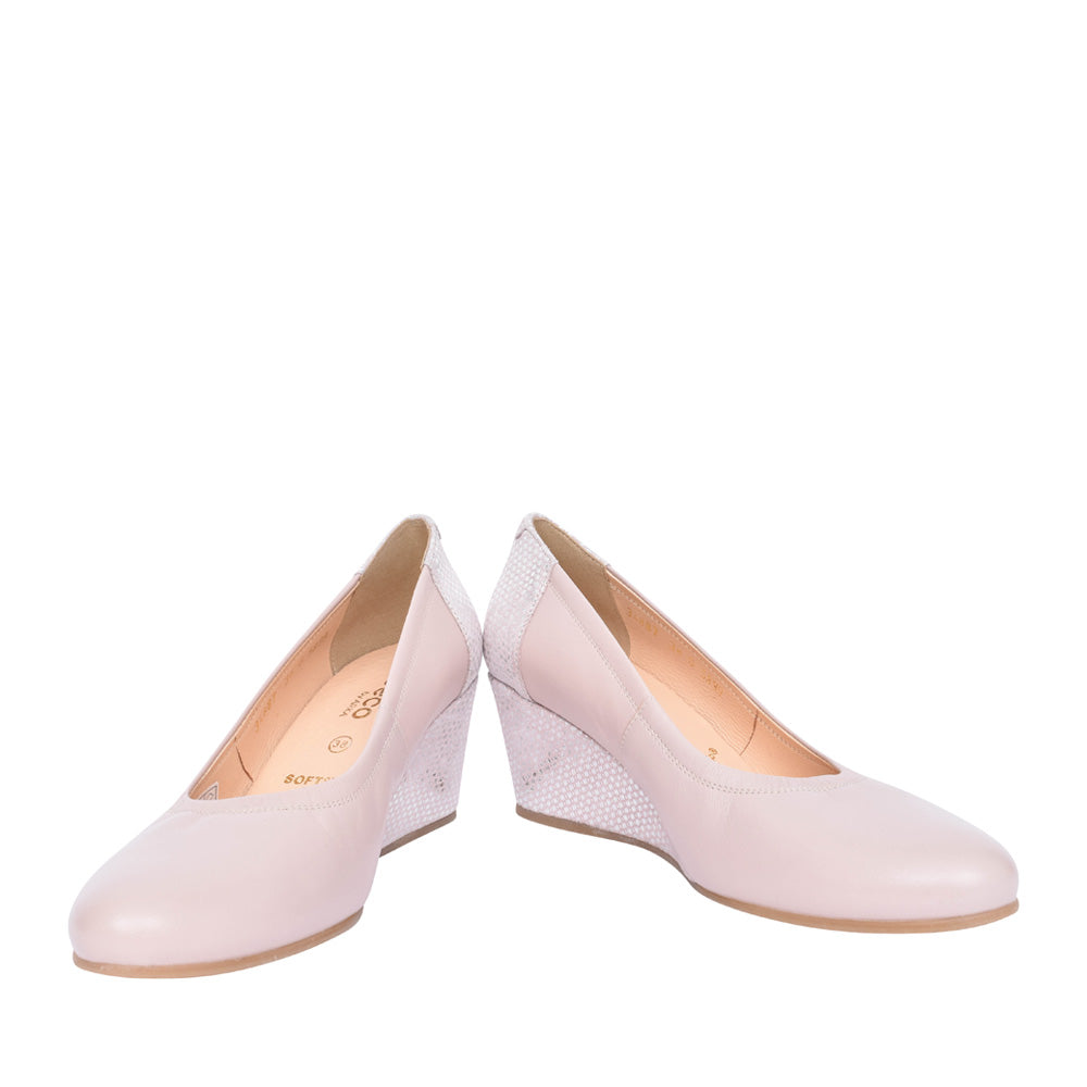 Ladies 5899 Wedge Court Shoe In Beige
