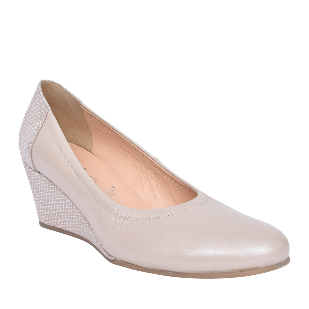 Ladies 5899 G-fit Ladies Wedge Court Shoe In Beige
