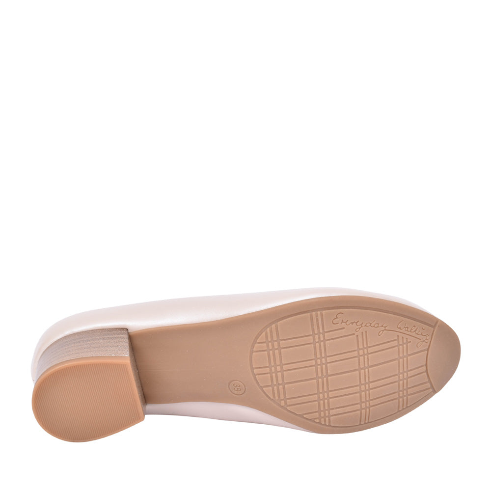 Ladies 8-22360 Low Heel Court Shoe In Pearl