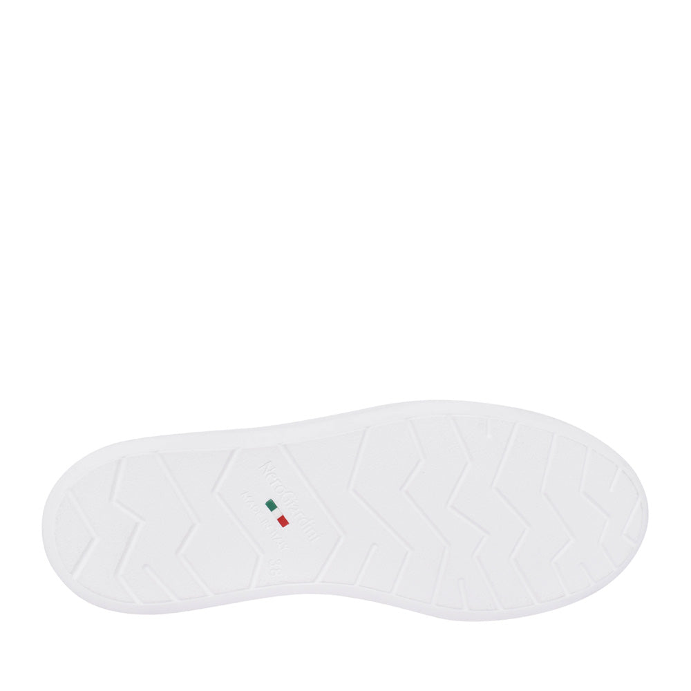 Ladies E409967d Laced Trainer In White