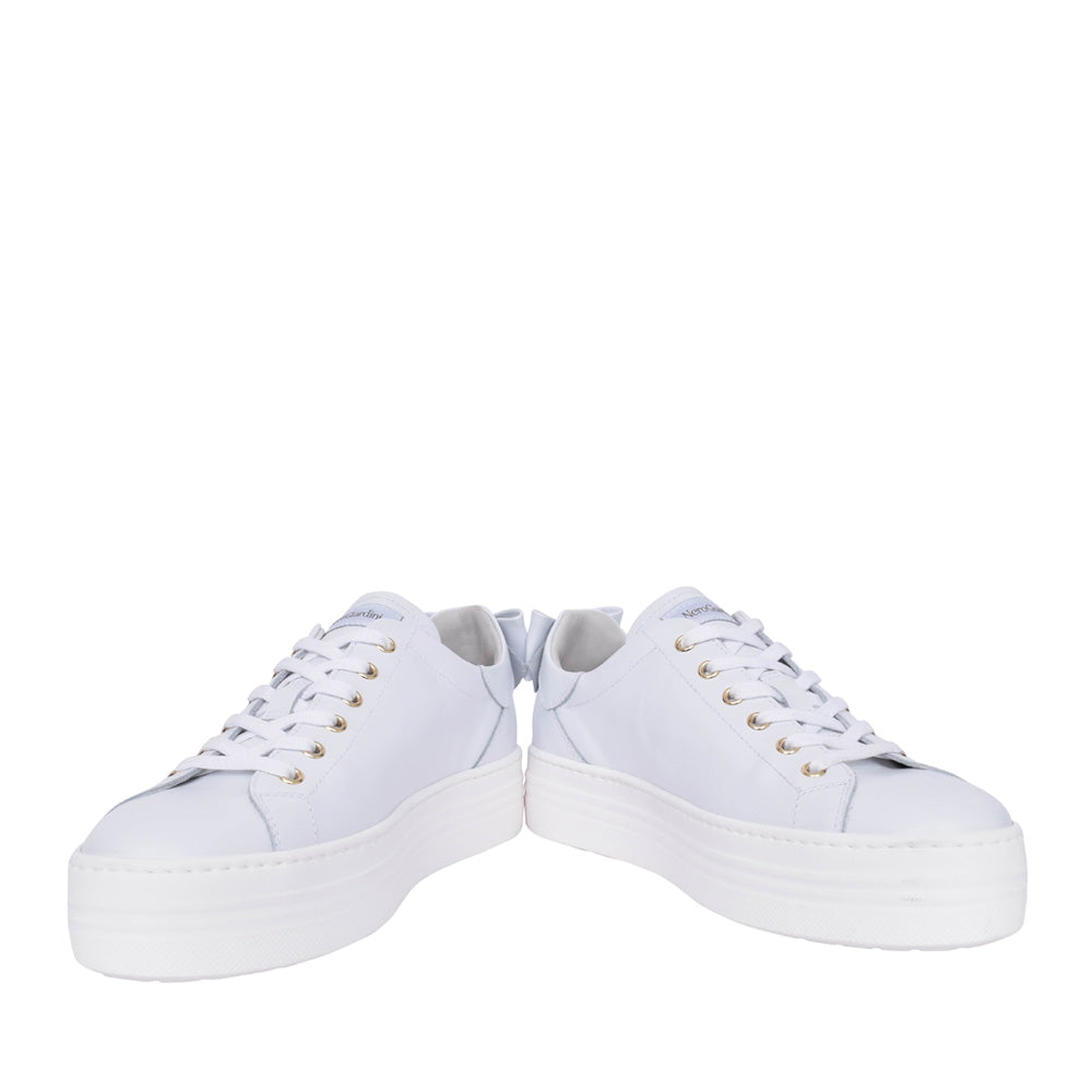Ladies E306521d Laced Trainer In White