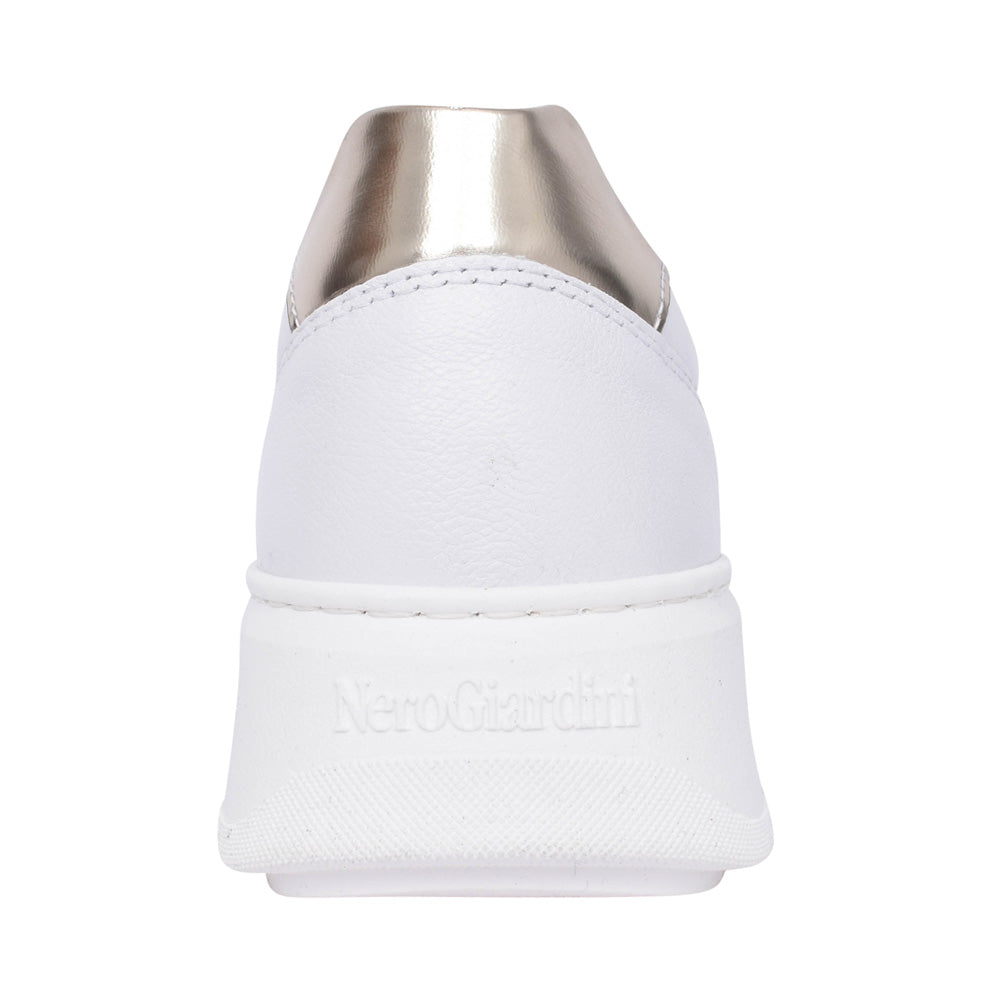 Ladies E409977d Laced Trainer In White