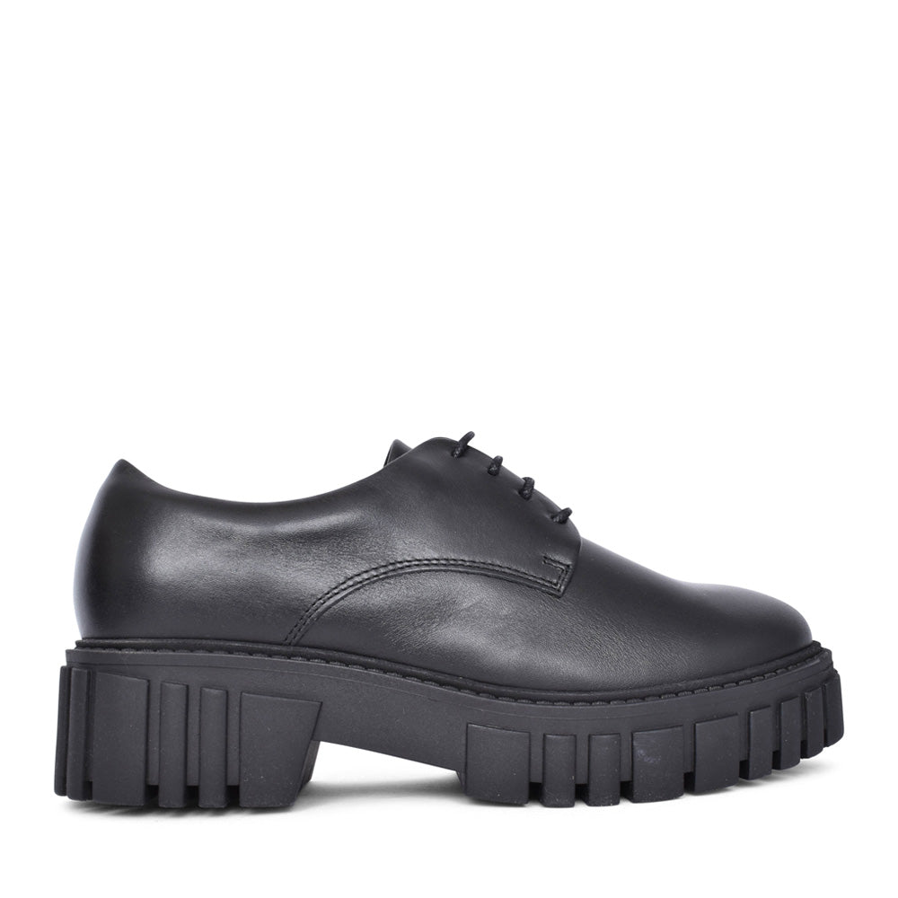 Ladies Page Walk D-fit Laced Shoe In Black