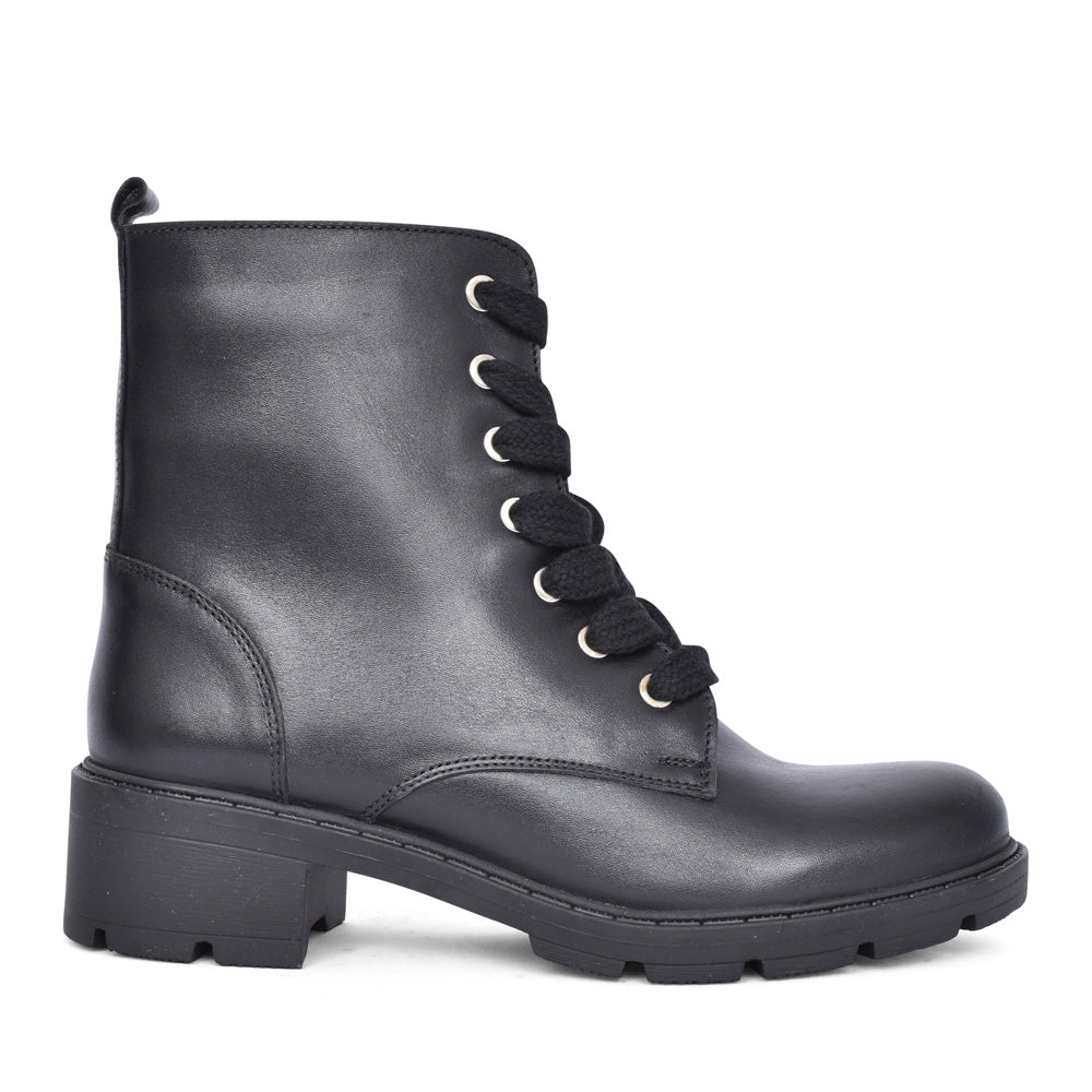 Ladies Lisa A7514 Laced Ankle Boot In Black