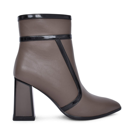 Ladies D4982 Ankle Boot In Taupe