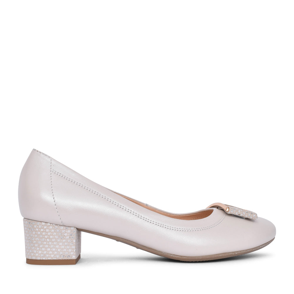 Ladies 5632 G-fit Low Heel Court Shoe In Pearl