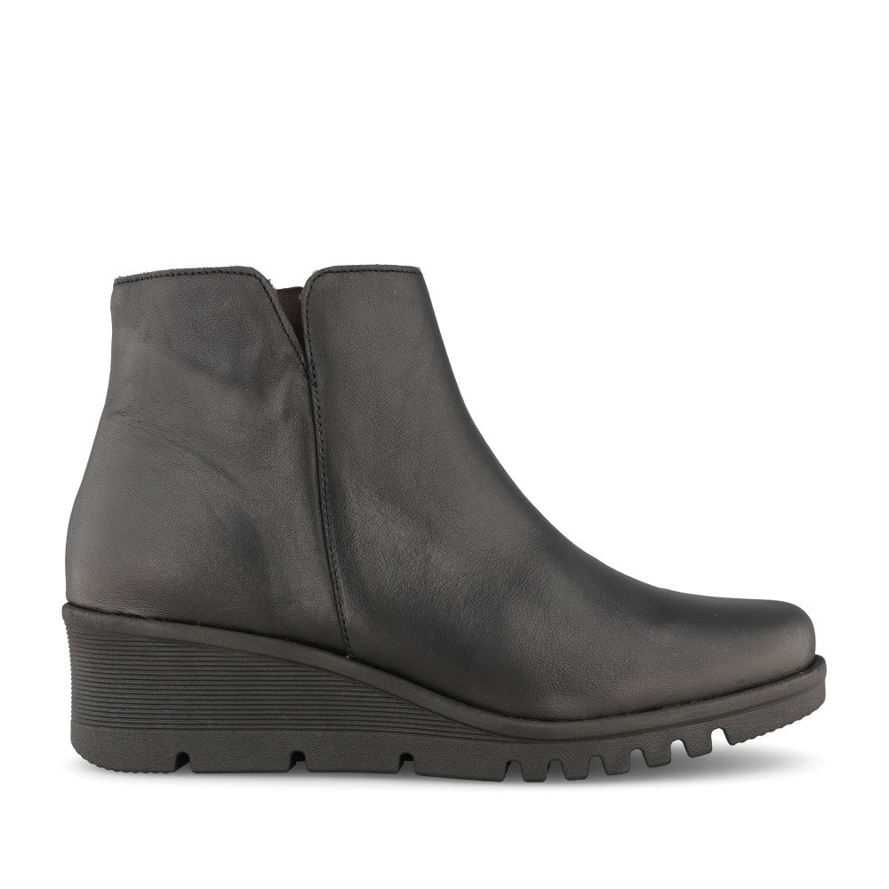 Ladies 20870 Wedge Ankle Boot In Black